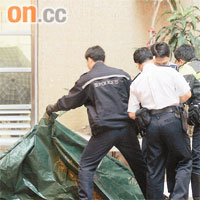 警員將跳樓婦人蕭春蘭的屍體遮蓋。