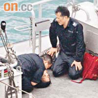 警員施人工呼吸拯救婦人。