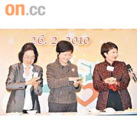 左起：嫻姐、林鄭同謝凌潔貞搓湯圓籌款，嫻姐明顯技遜一籌。