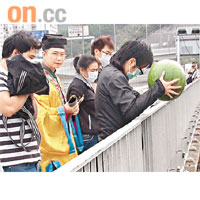 一眾親友在橋面海祭，並掟西瓜落海盼尋回男童。