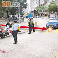 四歲男童遭私家車撞倒輾爆頭(箭嘴示),地上遺有血漬。