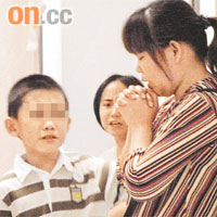 男童的親人在醫院緊扣雙手祈禱。