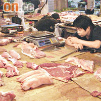 深圳東門市場的肉檔生意差，有檔主睡懶覺。