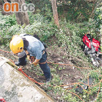 消防爬下山坡拯救墮山鐵騎士。