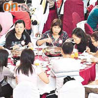 旅發局昨在沙田馬場舉辦盆菜宴招待首千名廣東來港的婦女遊客。