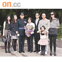任達榮（左三）退休，太太（左四）、一班仔女同細佬任達華一家都嚟撐場。