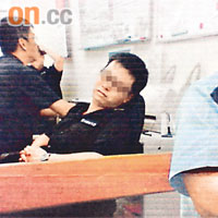 荃灣警署「瞓覺警」在辦公室呼呼大睡，引起同袍不滿。
