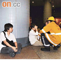 輕傷乘客等待救援。