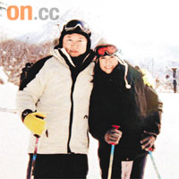 陳仲尼同太太去日本滑雪，有影皆雙。	圖片由陳仲尼提供