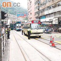 警員在現場檢查肇事小巴。