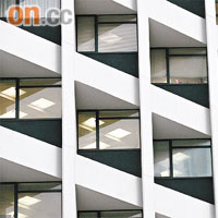 美利大廈的窗口方位經精心設計，可防止過多陽光直射入室內。