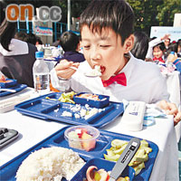 政府資助學校推行中央派飯計劃反應欠佳。	資料圖片