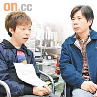 阿煒（左）上班兩小時後離職被追薪，旁為幫助他的區議員陳琬琛。