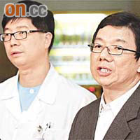吳奎（左）當日與馬學章（右）於記者會交代見死不救事件，事後二人均被醫管局處罰，至少十二個月內不可升職加薪。