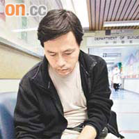 黃父在醫院接收太陽報愛心基金與東方日報慈善基金轉交的善款，多番向善長致謝。