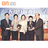 胡志強（右一）向客人送上台灣特產琉璃茶杯，左起分別係林瑞麟夫婦、胡志強太太同劉吳惠蘭。