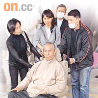 賭王何鴻燊入住醫院七個多月後，昨日由眾多家人陪同下出院返家休養。