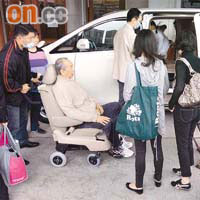 賭王何鴻燊入住醫院七個多月後，昨日由眾多家人陪同下出院返家休養。