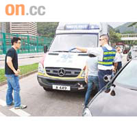 香港仔<br>私家車司機（左）其後表示不適，接受救護員檢查。