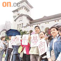 雷曼苦主於禮賓府手持抗議橫額大合照。	陸智豪攝