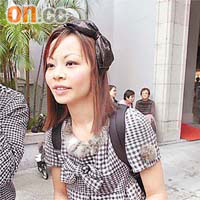 錢太（家庭主婦）<br>落雨行都幾舒服，帶個女嚟影相都幾好，雷曼苦主示威都無咩影響，佢哋有權利表達意見嘅。