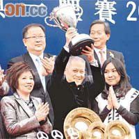 「締造美麗」早前喺香港經典一哩賽勝出，馬主郭少明好興奮咁高舉獎盃。		相片由馬會提供