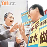 陳振彬（左）否認限制學生發言內容，反指有人隨意發問是對其組員不公道。	資料圖片