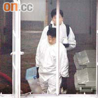 政府化驗師帶同裝置在火場取證。