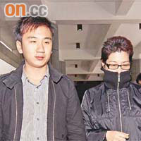 死者丘曉彥的母親（右）與其家人稱不會原諒被告。	資料圖片