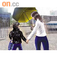 婦人持雨傘擋雨送兒子上學，疑雨傘阻礙視線，未有察覺校巴駛至。