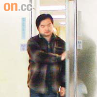 死者丈夫認屍後傷心離開。