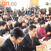 簽署儀式獲得逾百名中港知名人士到場支持。	電視畫面