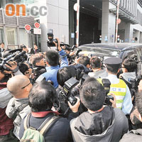 大批記者在廉署總部外包圍客貨車進行拍攝。