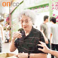 張五常被指離開香港前，曾將多箱重要文件交給女被告保管。	資料圖片
