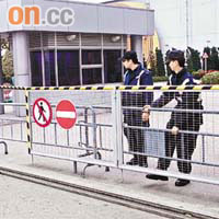 TVB總部昨日加強保安措施，增加鐵馬防止混亂。