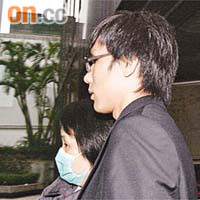 首被告的家姐劉香嬌（左）獲准保釋候判，而劉鴻基（右）則獲判無罪釋放。