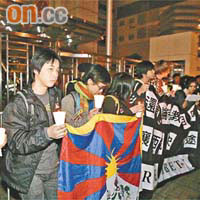 十多名人士昨晚在中聯辦門外紀念西藏拉薩騷亂兩周年。