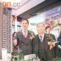 恒地林達民（左）表示，集團的深圳展示中心昨開幕，預期集團今年本港新盤的內地買家比例，將進一步上升至整體15%。
