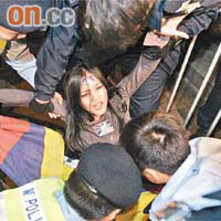 陳巧文昨日凌晨被警方抬走。