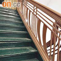 唐樓的樓梯採用幾何圖案的鐵製扶手，設計古典。