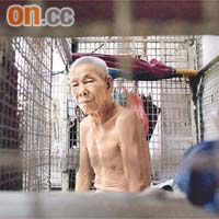 展覽內的照片揭示了不少無依靠、無收入的老人居於籠屋度過餘生。	香港社區組織協會提供照片