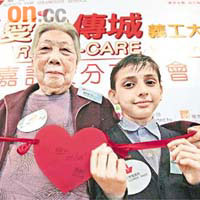 羅惠芳（左）及白立必（右）表示，參加義工活動探訪長者，令他們很開心。	