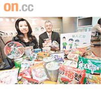 馮宇琪（左）建議消費者細閱即食麵包裝上的標籤，揀選健康的食品。