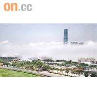 本港昨日霧層很低，中環區商業大廈有一半樓層陷入濃霧中。