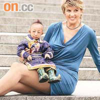 何平平前年曾與全球最長腿女士韋特蘭娜．潘克拉托娃合照。	資料圖片