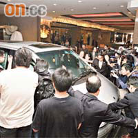 陳志雲的座駕離開酒店時，被大批記者包圍。