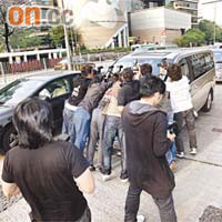 陳志雲乘車回住所時，大批傳媒爭相拍照。