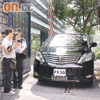 陳振聰續保後乘七人車離開警署。