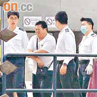 受傷船員由救護員送上岸，再往醫院治理。