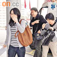 港鐵拮針驚魂女事主（左）由父母陪同送院。